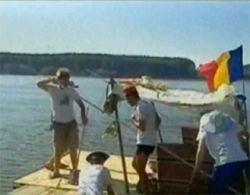 Cinci tineri au pornit pe Dunare pe o pluta realizata din 1.500 PET-uri