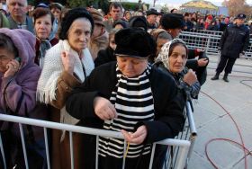 Pelerinaj la moastele Sfintei Parascheva: credinta versus campanie electorala