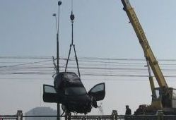 Spania: Un roman si-a inchis iubita in portbagaj, apoi a aruncat masina in rau