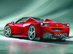 Zece romani si-au cumparat cel mai nou model decapotabil Ferrari