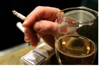 Romanii aloca mai multi bani pe tigari, alcool si mancare in timpul crizei