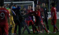 Petrolul - Steaua: Galamaz a fost lovit de un spectator, iar Tatarusanu de o torta aruncata din tribune