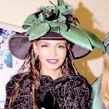 Monica fara Iri, dar cu bodyguard si gene false