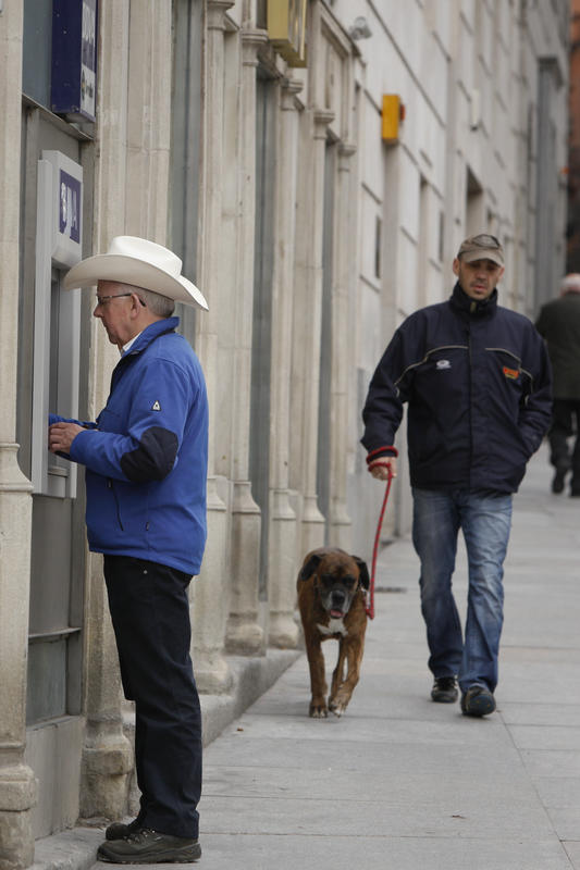 Arad: Un barbat a ramas fara bani si card dupa ce a rugat pe cineva sa-l ajute la bancomat.