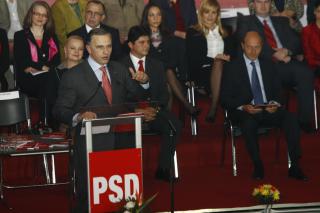 Basescu s-a dat la Iliescu chiar la o festivitate pesedista