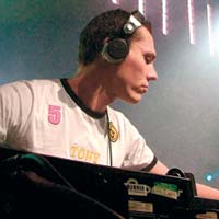 Tiesto mixeaza o piesa Sistem
