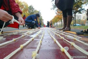 Eveniment inedit in Bucuresti: Cel mai lung lant de prezervative din lume, pe Bulevardul Unirii