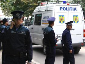 Cinci barbati au furat un bancomat din holul unei banci