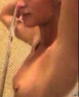 Scandal nou! Paris Hilton, filmata goala, sub dus