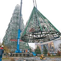 A fost montata steaua bradului din Unirii