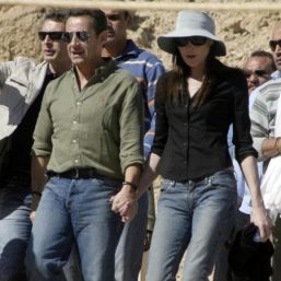 Nicolas Sarkozy, in bratele iubitei si in colimatorul presei