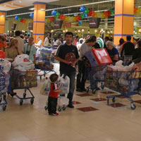 Pungile din plastic din magazine vor fi inlocuite cu cele din hartie sau din materiale textile