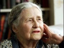 Premiul Nobel pentru Literatura a ajuns in sfarsit la castigatoarea Doris Lessing