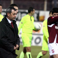 Razboi in Giulesti. Suporterii Rapidului ii imputa antrenorului ca a distrus atmosfera la echipa