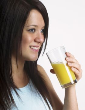 Sucul de lamaie detoxifiaza ficatul