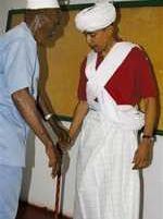 Scandal in campania pentru Casa Alba: Barack Obama apare intr-o poza imbracat in costum african