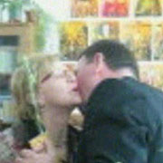 Vasile Pavel, viceprimarul din Vaslui a impartit in scoli ciocolata cu poza lui