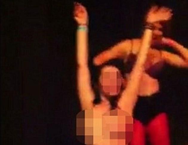 VIDEO. O studenta beata danseaza goala intr-un club