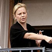 Charlize Theron, de nerecunoscut fara machiaj