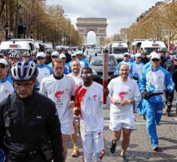 Gardienii tortei olimpice au speriat Vestul