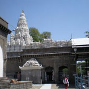 Musulmanii si hindusii practica aruncatul copiilor nou-nascuti de la inaltime, un ritual vechi de sute de ani