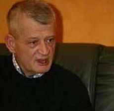 Oprescu se filmeaza in clipuri cu un buldog portocaliu