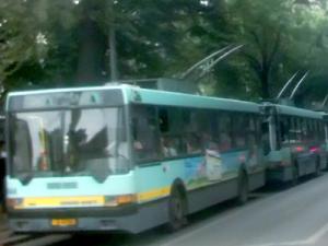 O femeie a fost taiata pe fata cu un cutit, in troleibuz