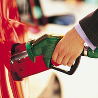 Pretul benzinei poate sari de 5 lei pana la sfarsitul anului