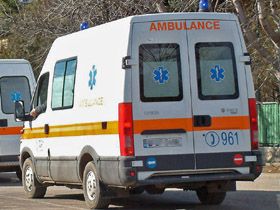 Un mort si sase raniti, dupa ce un microbuz maxi-taxi a intrat intr-un TIR