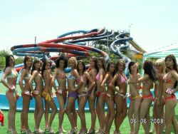 Conferinta de presa in bikini, la Water Park