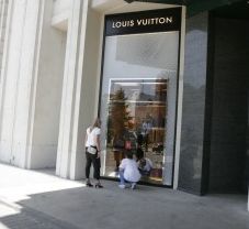 Snobism: Romanii ajuta Vuitton, Vertu si Ferrari sa bata recorduri de vanzari