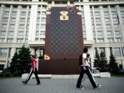 Vuitton va demonta constructia publicitara de pe Monumentul Pompierilor