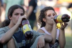 Romanii beau de doua ori mai multa bere decat apa