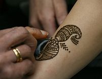 Tatuajele cu henna neagra, extrem de periculoase