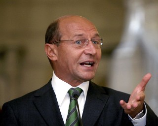 Basescu il ia peste picior pe Geoana pentru ca se autopropune premier