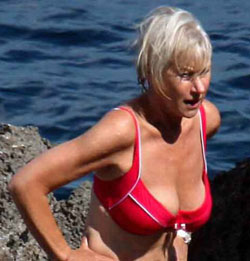 Helen Mirren,in costum de baie la 63 de ani