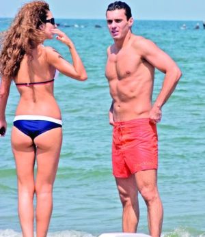 Mircea Badea si Carmen Bruma pe plaja din Mamaia