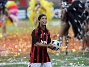 Ronaldinho, sarbatorit de zeci de mii de fani pe San Siro