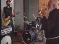 Calugarul metalist. Un monah italian este solist intr-o trupa de heavy metal