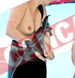 Andreea Marin, in sanii goi pe plaja din Nisa