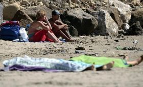 Italieni relaxati la plaja, langa cadavrele a doi copii romi