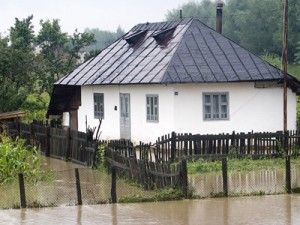 Suceava: Oameni evacuati din case si o tabara de copii izolata in urma inundatiilor