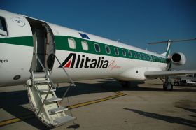 O cursa Alitalia a Intarziat din cauza ca romanii miroseau a transpiratie