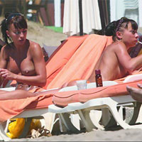 Cheeky Girls isi etaleaza silicoanele pe plaja de la Marbella