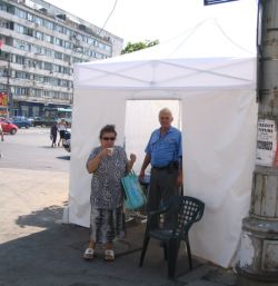 Masuri anticanicula de ochii lumii. Corturi-cuptoare cu apa calda de baut si politisti-doctori