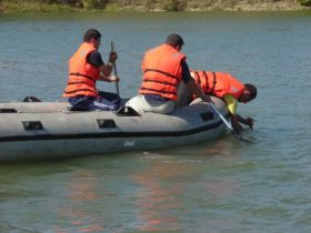 O fetita de sase ani s-a inecat dupa ce tatal a lasat-o singura doar doua minute, ca sa ii faca poze