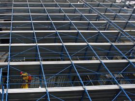 Un barbat s-a urcat pe Arcul de Triumf, reclamand ca imobilul in care locuia a fost vandut ilegal