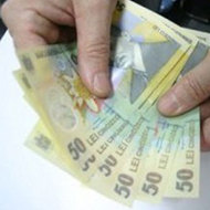 Doi din zece romani nu isi tin economiile in banci din cauza dobanzilor prea mici