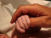   Copil de 4 ani, ucis de femeia care il ingrijea, dupa ce i-a sectionat organele genitale cu foarfeca