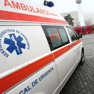 O ambulanta din judetul Suceava a fost sechestrata de rudele unui pacient si obligata sa mearga la Iasi